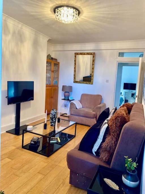 2 Bedroom Flat In Camberwell Green - Central Location With Excellent Connections To Tourist Attractions And Main London Airports エクステリア 写真