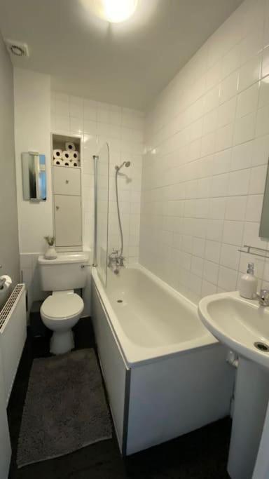 2 Bedroom Flat In Camberwell Green - Central Location With Excellent Connections To Tourist Attractions And Main London Airports エクステリア 写真