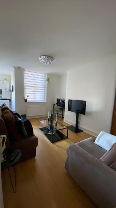 2 Bedroom Flat In Camberwell Green - Central Location With Excellent Connections To Tourist Attractions And Main London Airports エクステリア 写真